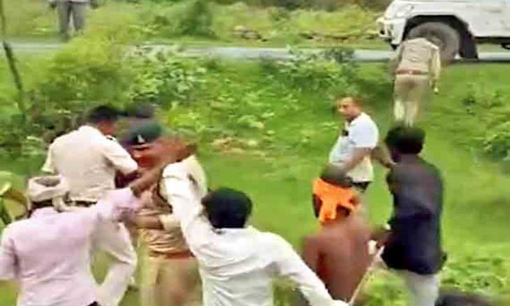 श्योपुर में वन भूमि का अतिक्रमण हटाने गई टीम पर हमला, पथराव में तीन कर्मी घायल और गाड़ियां टूटीं