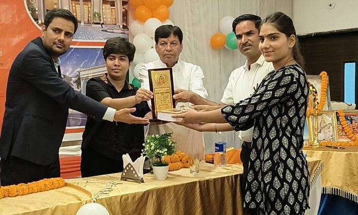 गुना में हुआ मेधावी विद्यार्थियों का सम्मान, अतिथियों ने कहा- शिक्षा के साथ सवाल करने की भी डालें आदत