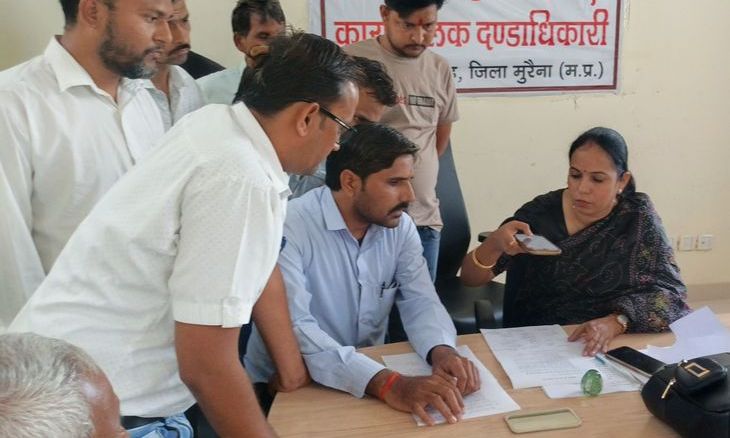 अंबाह कृषि उपज मंडी में तीन साल से ठप पड़ी है बोली और तुलाई, किसानों ने एसडीएम को सौंपा ज्ञापन