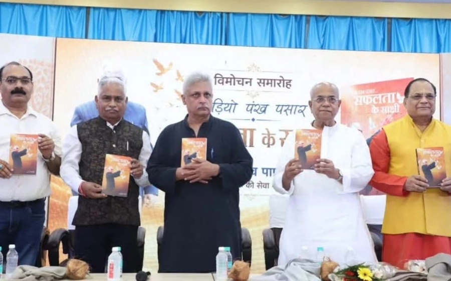 ग्वालियर में"सफलता के साक्षी" का लोकार्पण, पियूष मिश्रा ने कहा— समाज के लिए समर्पित लोग ही असली प्रेरणा