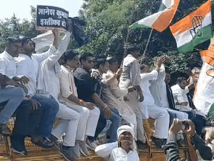 ग्वालियर में कलेक्ट्रेट घेराव के दौरान कांग्रेस का हंगामा, मुख्य निर्वाचन आयुक्त के इस्तीफे की उठी मांग