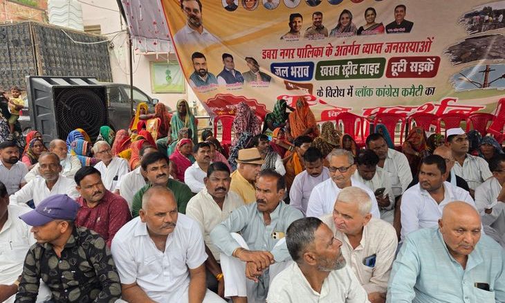 डबरा नगर पालिका पर कांग्रेस का हल्ला बोल: भ्रष्टाचार और अव्यवस्थाओं के खिलाफ प्रदर्शन, गंदगी भरने की चेतावनी
