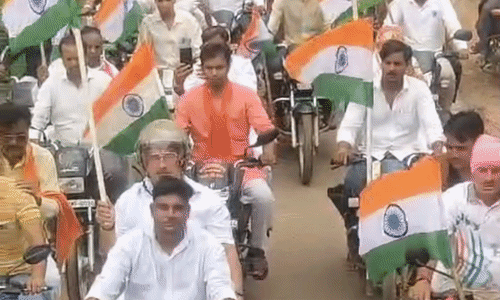 शिवपुरी में तिरंगा यात्रा के दौरान हेलमेट पहने नजर आए विधायक प्रीतम सिंह लोधी