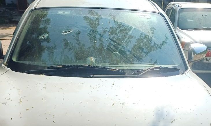 दतिया में झांसी बायपास पर चलती कार पर बदमाशों ने की ताबड़तोड़ फायरिंग, बाल-बाल बचा चालक