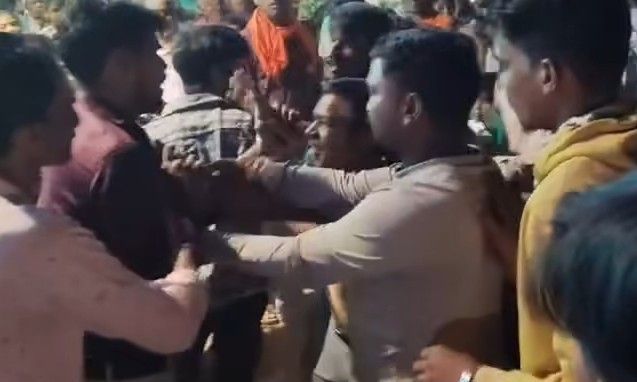 कोलारस के मानीपुरा में झांकी देखने गए युवकों पर हमला, पुरानी रंजिश में दोनों पक्षों में खूनी संघर्ष
