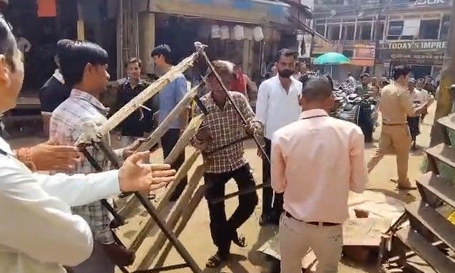 शिवपुरी में ट्रैफिक सुधार की पहल: कोर्ट रोड बनेगा नो-हॉकर जोन, प्रशासन ने हटाए अतिक्रमण