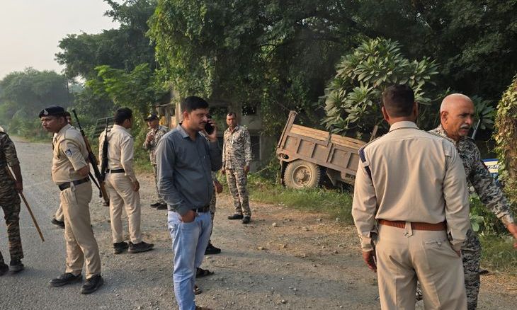 मुरैना में टास्क फोर्स के पीछा करने पर पलटी रेत से भरी ट्रैक्टर-ट्रॉली, चालक मौके से फरार