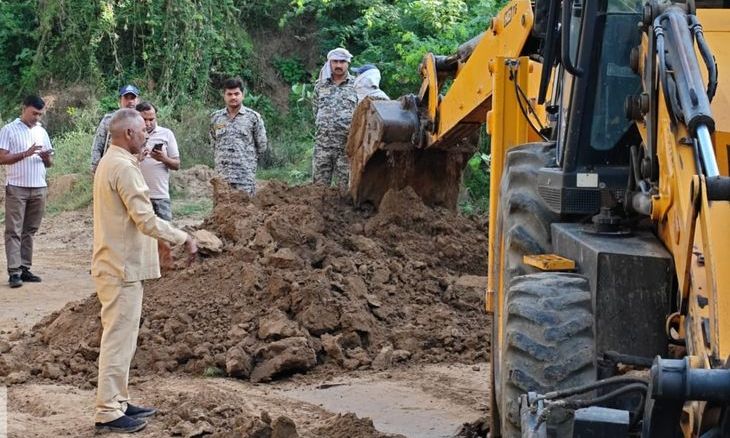 मुरैना में वन विभाग और पुलिस का एक्शन, देवपुरी बाबा जंगल में अवैध रेत मार्ग पर खुदवाई खंतियां