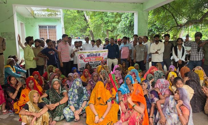 डबरा में पिछोर तिराहा शराब दुकान के विरोध में उतरे लोग, महिलाओं ने एसडीएम को सौंपा ज्ञापन