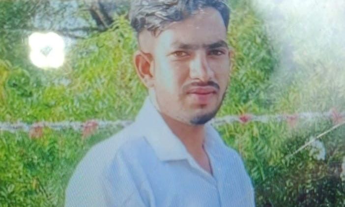 गुना में रेल पटरी किनारे मोबाइल पर बात कर रहे युवक की ट्रेन की चपेट में आने से मौत