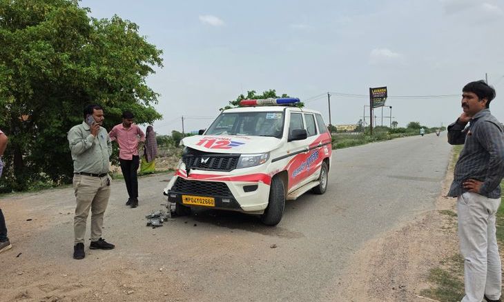 डबरा: ओवरलोड रेत ट्रैक्टर ने डायल-112 वाहन को रौंदा, पुलिसकर्मी सुरक्षित, चालक अस्पताल में