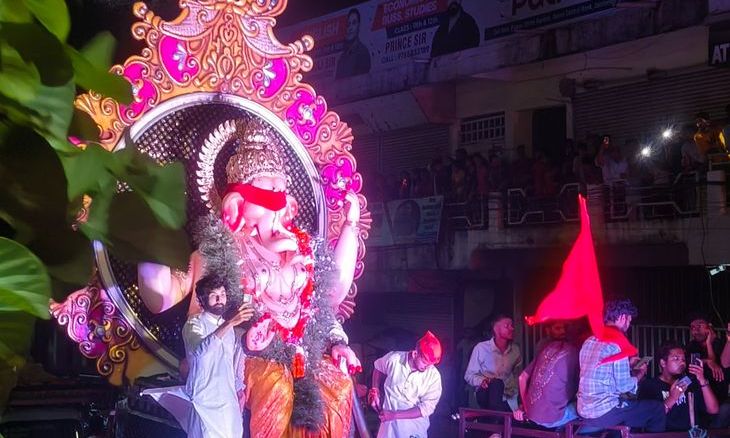 गुना में गूंजे ढोल-ताशों के स्वर, भव्य चल समारोह के साथ हुआ 'गुना के राजा' का आगमन