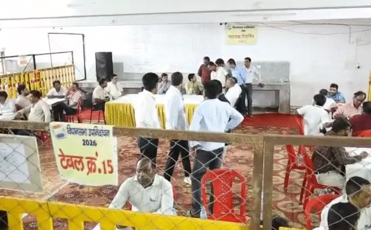 दतिया उपचुनाव: 9वें राउंड के बाद कांग्रेस 9,496 वोटों से आगे, नरोत्तम मिश्रा के बूथ पर भी बढ़त