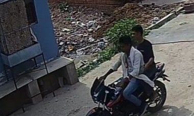 मुरैना में दिनदहाड़े बाइक चोरी: नंबरलेस अपाचे पर आए चोर, सीसीटीवी में कैद हुई वारदात