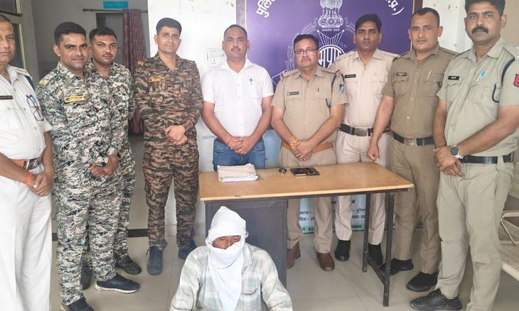 दो माह से फरार ₹1500 का इनामी आरोपी हथियार सहित गिरफ्तार