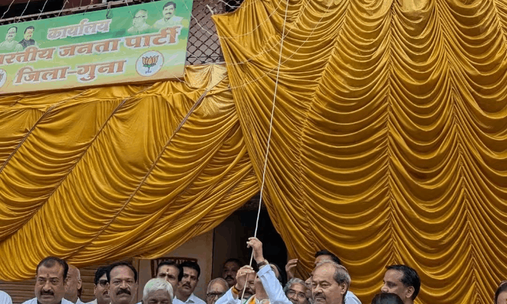 गुना में स्वतंत्रता दिवस की धूम: भाजपा और कांग्रेस कार्यालयों पर फहराया गया तिरंगा, नेताओं ने बांटी मिठाइयां