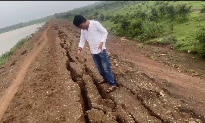 गुना का गोपालपुरा तालाब फिर संकट में, पार पर गहरी दरारें उभरने से स्थानीय लोगों की बढ़ी धड़कनें