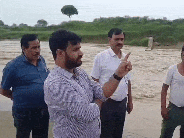 भिंड में जान जोखिम में डालकर स्कूल जाते थे शिक्षक, बेसली नदी की समस्या पर डीईओ ने दिए समाधान के निर्देश