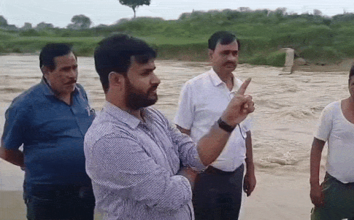 भिंड में जान जोखिम में डालकर स्कूल जाते थे शिक्षक, बेसली नदी की समस्या पर डीईओ ने दिए समाधान के निर्देश