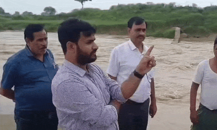 भिंड में जान जोखिम में डालकर स्कूल जाते थे शिक्षक, बेसली नदी की समस्या पर डीईओ ने दिए समाधान के निर्देश