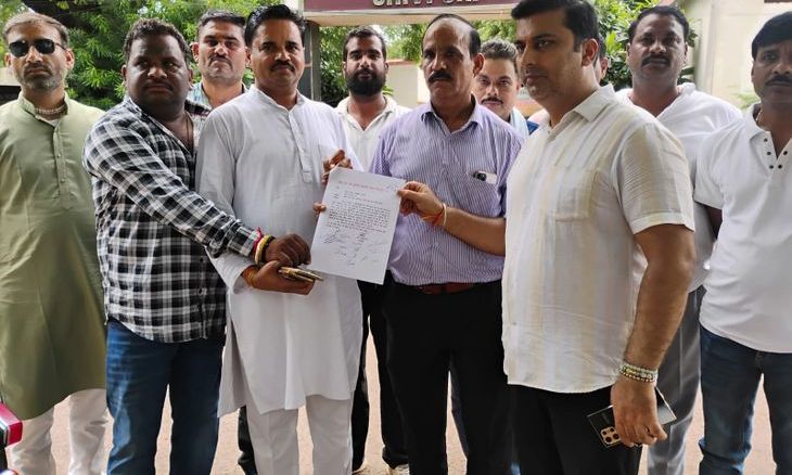 शिवपुरी में अवैध टैक्सी और ई-रिक्शा संचालन के खिलाफ बस संचालकों का विरोध