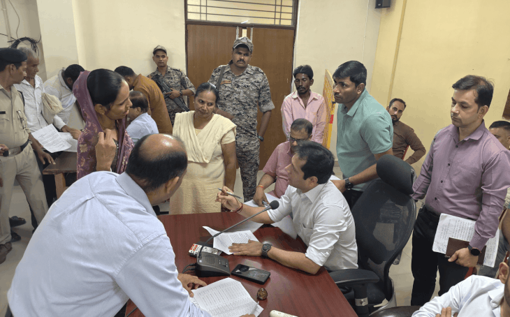दतिया: उपचुनाव के बाद कलेक्ट्रेट में लौटी जनसुनवाई, पहले ही दिन उमड़े सैकड़ों फरियादी