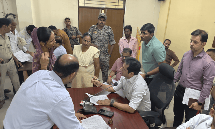 दतिया: उपचुनाव के बाद कलेक्ट्रेट में लौटी जनसुनवाई, पहले ही दिन उमड़े सैकड़ों फरियादी