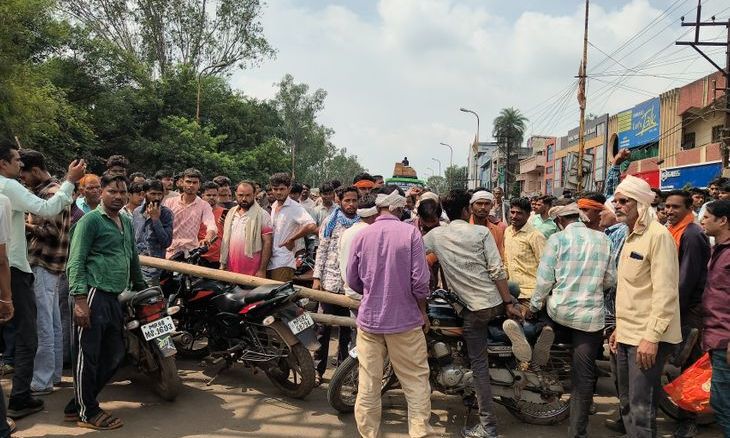 गुना में उपचार के दौरान महिला की मौत पर हंगामा, परिजनों ने अस्पताल में तोड़फोड़ कर ओवरब्रिज किया जाम