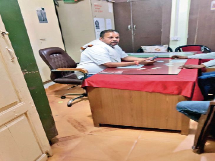 डबरा नगर पालिका में महिला पार्षदों के पतियों और ठेकेदारों का कब्जा, अफसरों की कुर्सियों पर बैठकर निपटा रहे प्रशासनिक काम