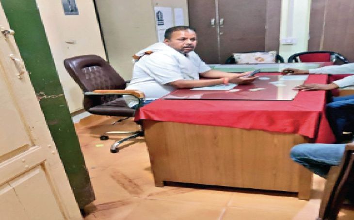 डबरा नगर पालिका में महिला पार्षदों के पतियों और ठेकेदारों का कब्जा, अफसरों की कुर्सियों पर बैठकर निपटा रहे प्रशासनिक काम