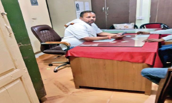 डबरा नगर पालिका में महिला पार्षदों के पतियों और ठेकेदारों का कब्जा, अफसरों की कुर्सियों पर बैठकर निपटा रहे प्रशासनिक काम