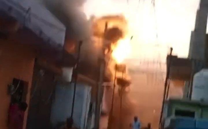 गुना के बजरंगगढ़ में मकान की आग के बाद फटा गैस सिलेंडर, उड़ गए टीन-टप्पर