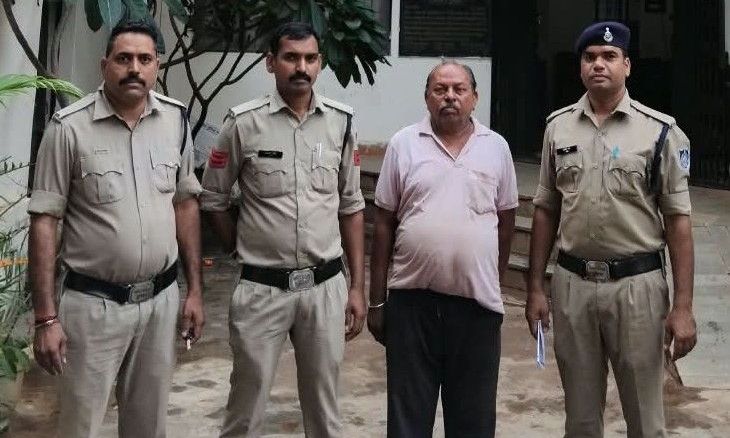 फर्जी एनजीओ बनाकर सरकारी जमीन बेचने वाला इनामी आरोपी डेढ़ साल बाद गिरफ्तार