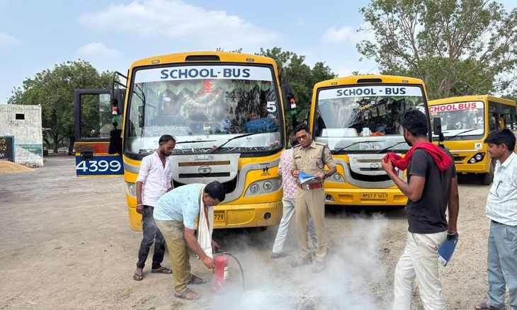 श्योपुर में स्कूली वाहनों पर पुलिस की सख्ती, 10 पर कार्रवाई, ₹28,700 का जुर्माना