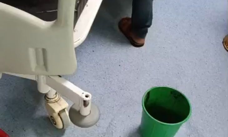 श्योपुर जिला अस्पताल के आईसीयू में टपकने लगी छत, पानी से बचने के लिए पलंग के पास लगानी पड़ीं बाल्टियां
