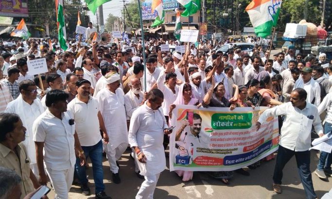 गुना में कांग्रेस का अनोखा प्रदर्शन: गोरिल्ला वेशभूषा में पहुंचे कार्यकर्ता, कलेक्टर को सौंपा ज्ञापन