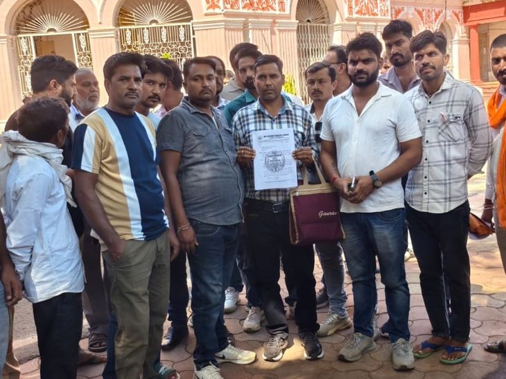 शिवपुरी में राशन दुकानदारों का फूटा गुस्सा, कलेक्ट्रेट पहुंचकर सीएम के नाम सौंपा ज्ञापन