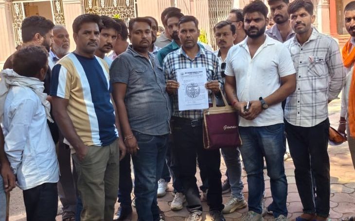 शिवपुरी में राशन दुकानदारों का फूटा गुस्सा, कलेक्ट्रेट पहुंचकर सीएम के नाम सौंपा ज्ञापन