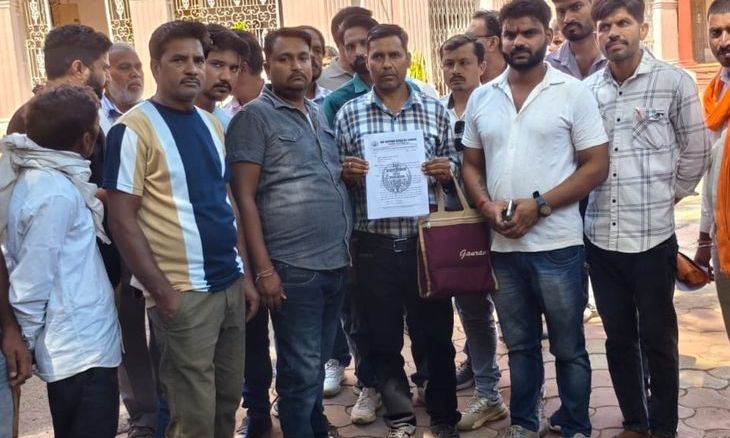 शिवपुरी में राशन दुकानदारों का फूटा गुस्सा, कलेक्ट्रेट पहुंचकर सीएम के नाम सौंपा ज्ञापन