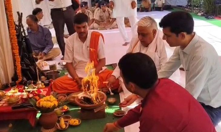 मुरैना पुलिस लाइन में विजयादशमी पर हुआ शस्त्र पूजन, सांसद और प्रशासनिक अधिकारी रहे उपस्थित