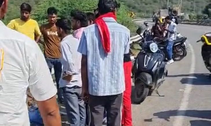 झांसी-ग्वालियर मार्ग पर दर्दनाक हादसा: अज्ञात ट्रक की टक्कर से बाइक सवार बुजुर्ग की मौत, साथी घायल