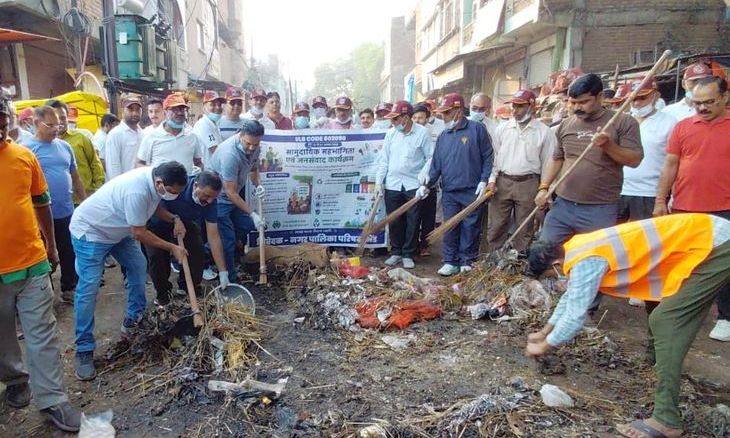 भिंड सदर बाजार में सफाई और यातायात सुधारने के लिए प्रशासन की पहल, कलेक्टर ने खुद किया श्रमदान