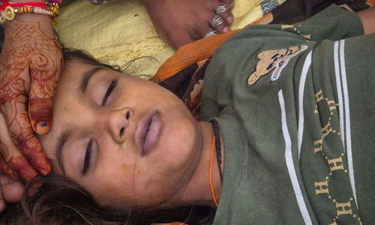 अमाहा गांव में किराना दुकान की दवा खाने से बच्ची की मौत, परिजनों ने थाने में की शिकायत