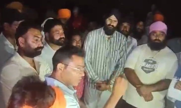 अशोकनगर के तूमैंन में बिजली कटौती से भड़के ग्रामीण, पावर हाउस का किया घेराव
