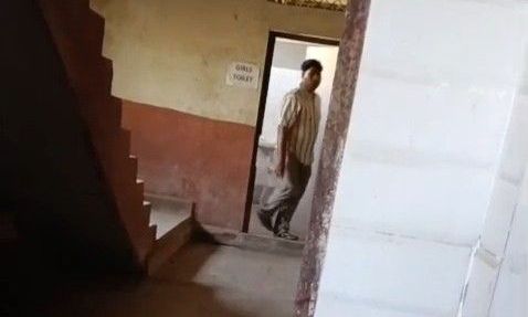 गुना पीजी कॉलेज के लॉ डिपार्टमेंट में बड़ा विवाद, गर्ल्स टॉयलेट इस्तेमाल करने पर लाइब्रेरियन पर लगे आरोप