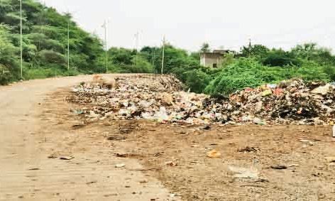 भितरवार में नगर परिषद की लापरवाही से सड़कों पर लगे कचरे के ढेर, बदबू से लोग परेशान