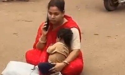 शिवपुरी में महिला ने बच्चे के साथ किया प्रदर्शन, पति पर अन्य महिला के साथ रहने का लगाया आरोप