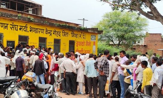 गोहद में बोवनी के वक्त डीएपी खाद के लिए परेशान हो रहे किसान, पूर्व विधायक ने कलेक्टर से लगाई पर्याप्त आपूर्ति की गुहार