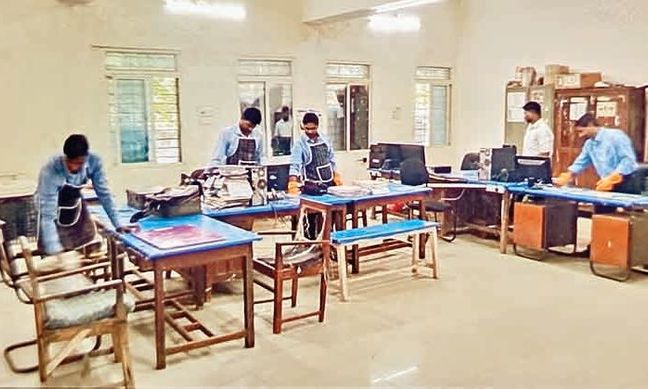 डबरा में बिजली विभाग के अधिकारियों और कर्मचारियों ने चलाया स्वच्छता अभियान, खुद उठाई झाड़ू