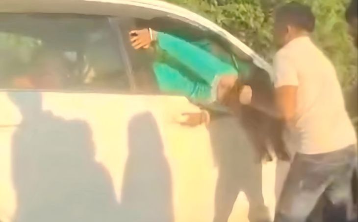 शिवपुरी में महिला को जबरन कार में खींचने का प्रयास, पति के साथ सड़क पर की गई मारपीट